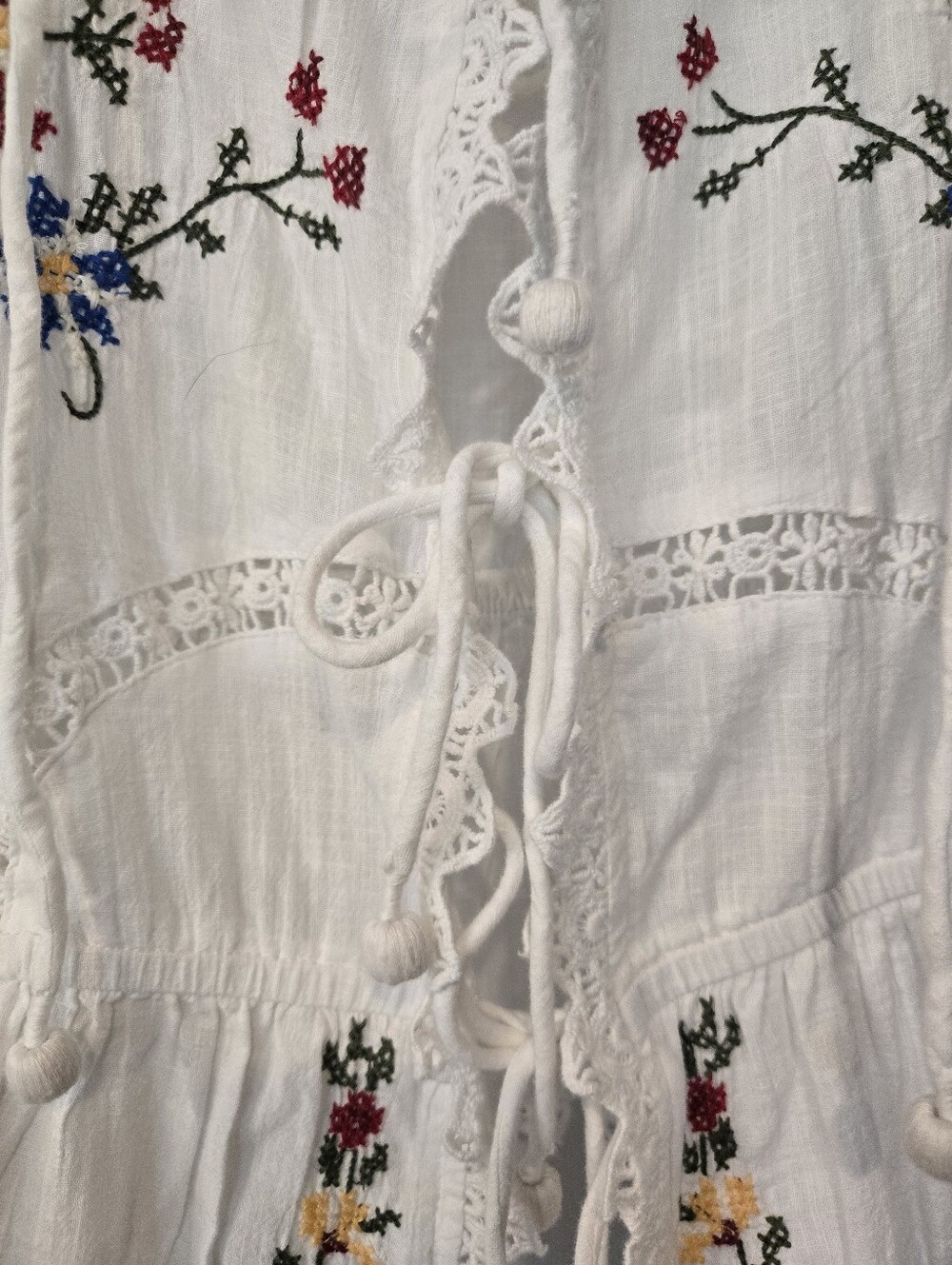 NWT! Bohemian White Embroidered Tie-Front Blouse. Size L - Picture 5 of 7
